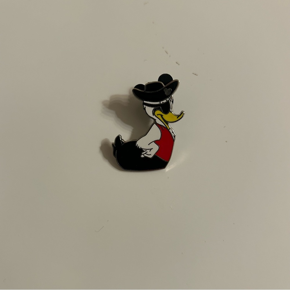 2007 Hidden Mickey Donald Duck Pirate Pin